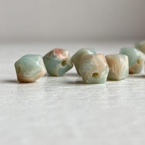 Cuentas poligonales facetadas de Shoushan de acrílico jaspeado, color azul marfil y rojo, 7 mm (20)