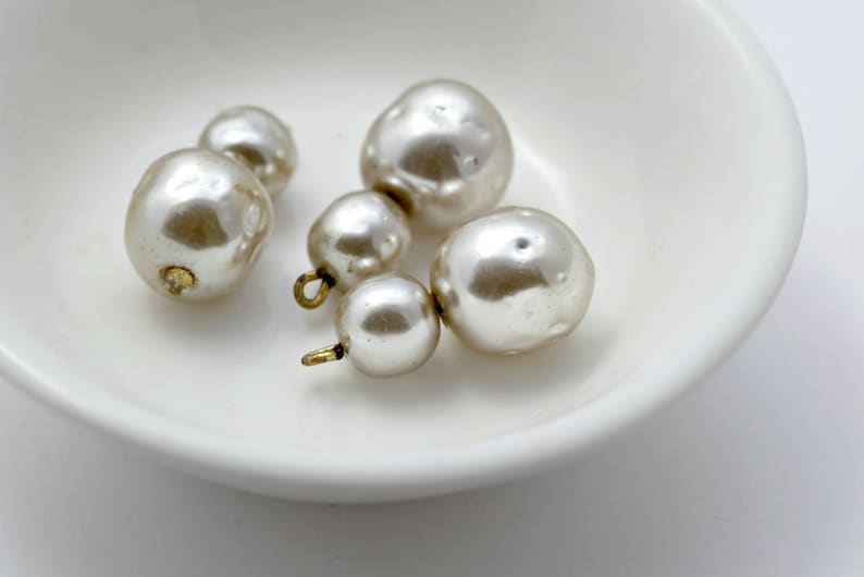 Vintage Japanese Pearl Pearly Glass Bead Charms Pendants Japan 23mm 8 image 8