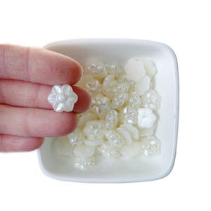 Off White Pearly Pearl Flower Acrylic Cabochons Cabs 13mm (20)