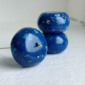 Vintage Lucite Speckled Blue Marbled Chunky Stone Beads Granite Saucers 29mm 4 image 3