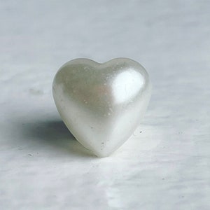 Off White Pearly Pearl Domed Acrylic Heart Cabochons Cabs 10mm (20)