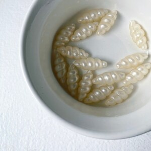 Vintage Pearly Pearl Antique White Twisted Oval Lucite Beads 25mm 10 image 7