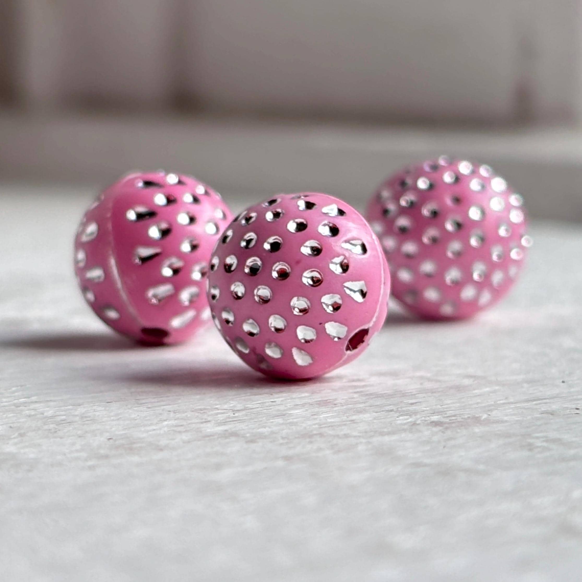 ピンクシルバー水玉模様のディンプルラウンドアクリルビーズ 12mm (16