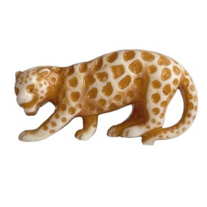 Vintage Tan Beige Ivory Lucite Cheetah Cat Cabochons Cabs Flatbacks  Italy Carved 50mm (2)