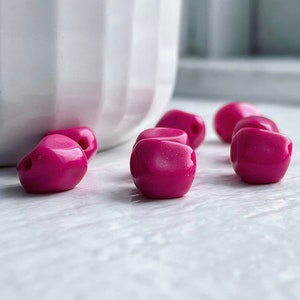 Vintage Lucite Hot Pink Nugget Beads 10mm 30 image 4