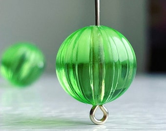 Perles rondes cannelées vertes melon lucite ondulées 14 mm (12)