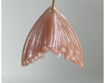 Marbled Peachy White Acrylic Curved Corrugated Wing Leaf Pendant Drops 27mm (8)