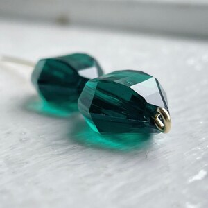Vintage Lucite Emerald Green Faceted Twisted Oval Beads 20mm 10 image 6