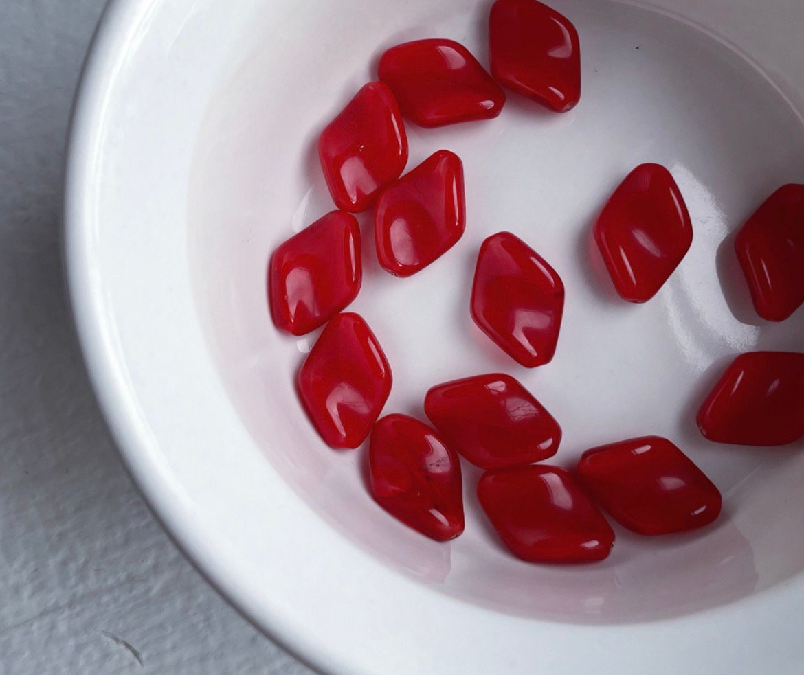 Vintage Milky Red Czech Glass Twisted Oval Beads 19mm (6) - Etsy Vintage Milky Red Czech Glass Twisted Oval Beads 19mm (6) - Etsy