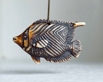 Vintage Lucite Tan Brown Washed Fish Hangers Kralen 42 mm (4)