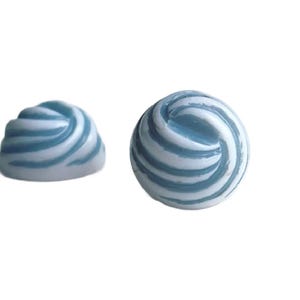 Vintage Lucite Etched Carved Blue White Cabochons Carved Round Knot Flatbacks 8mm (20)