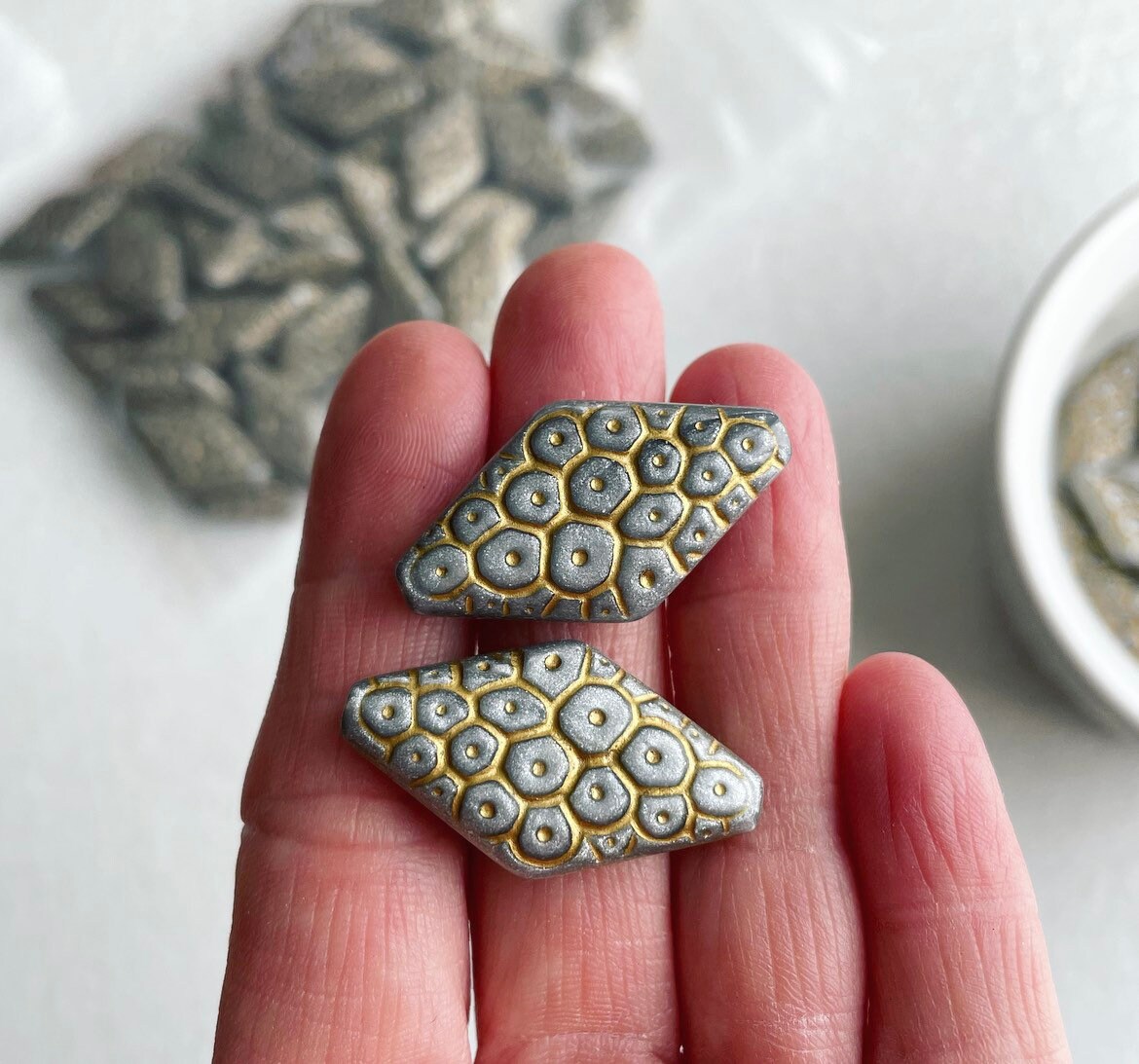 Vintage Silver Gold Lucite Flat Textured Crocodile Diamond Beads 32mm…