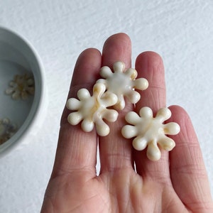 Acrylic Ivory Tan Marbled Flat Flower Beads 25mm 10 image 2