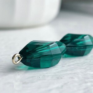 Vintage Lucite Emerald Green Faceted Twisted Oval Beads 20mm 10 image 3