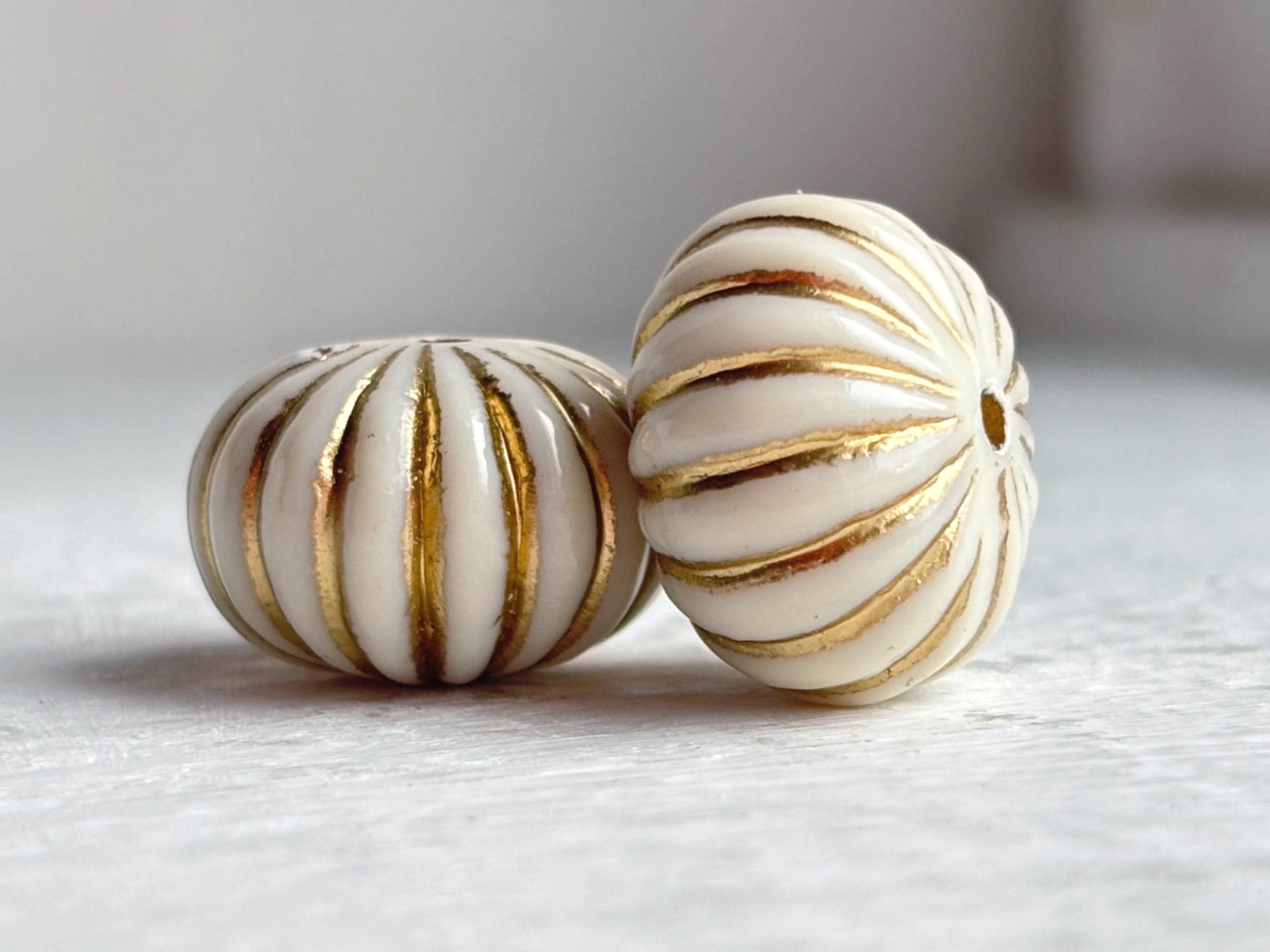 チャビーアイボリーゴールドフルーテッドアクリルロンデルビーズ 18 mm