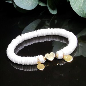 Pulsera de concha - corazón bañado en oro, letra colgante en relieve, pareja, pulsera de la amistad, pulsera de mujer, pulsera con nombre, cuentas de 6 mm