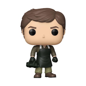 Può includere: Una statuetta in vinile Funko Pop di un personaggio con i capelli castani, che indossa un grembiule verde scuro, guanti e tiene in mano un oggetto nero. La statuetta ha grandi occhi neri e si trova su una superficie bianca.