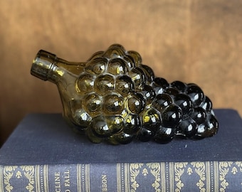 Green Glass Grape Bottle, Vintage Grape Cluster Decanter Vase, Olive Green Italian Style Glass, Mid Century Bar Cart Decor, Vineyard Decor