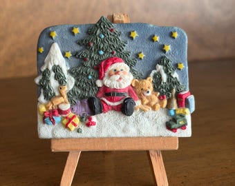 Vintage Santa Claus Relief Plaque on Mini Wood Easel, Resin Christmas Decor with Teddy Bear and Toys, Tabletop Holiday Display