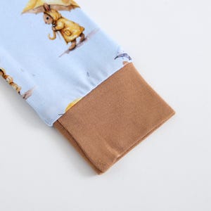 Puede incluir: Un juego de tres tazas de cer&aacute;mica con un acabado mate moteado. Cada taza presenta un color diferente: azul claro, crema y gris. Las tazas tienen un dise&ntilde;o simple y moderno y un asa c&oacute;moda.