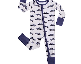 Coche de policía antiguo con literas