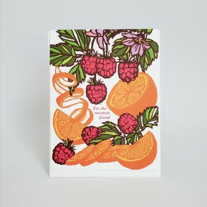Puede incluir: Tarjeta de felicitación con una colorida ilustración de naranjas, frambuesas y elementos florales. La tarjeta presenta el texto "For the sweetest friend". El diseño incluye rodajas de naranja, fruta y hojas verdes.