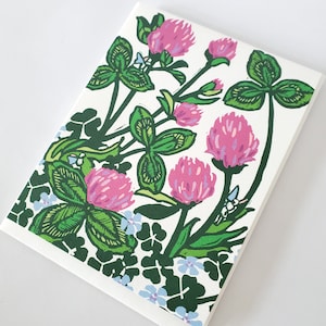 Tarjeta de notas en blanco con trébol morado para primavera, tarjeta de felicitación de hada de primavera, tarjeta de notas con arte botánico para el día de San Patricio, tarjeta de linograbado con trébol verde