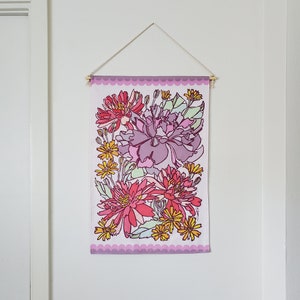 Tapeçaria de algodão pequena com flores roxas, decoração de parede para dormitório universitário, tapeçaria de tecido para presente de formatura, decoração de apartamento com decoração floral para parede