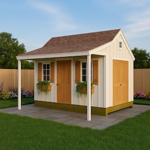 Op de afbeelding: Een kleine, witte schuur met een bruin dak en houten deuren en luiken. De schuur heeft een kleine veranda die wordt ondersteund door witte pilaren. Groene planten staan in gele bloembakken. De schuur staat op een grijze stenen patio.