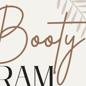 Op de afbeelding: Een bruin cursief logo met de tekst "BootyGRAM" met een gestileerd bladerenontwerp op de achtergrond.