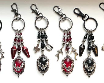 Gotische vampiervleermuizen en doodskisten in bloedrood en pikzwart Sleutelhangers Tas Rugzak Charms