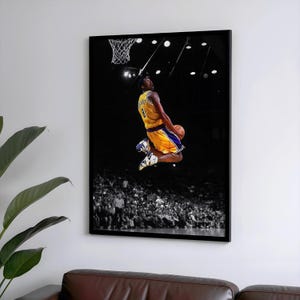 Póster de Kobe Bryant en volcada - Arte mural de baloncesto de Black Mamba - Decoración deportiva icónica de la NBA - Impresión de homenaje a la leyenda de los Lakers