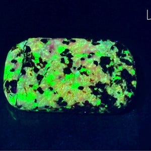 Handmade Polished Phosphorescent Willemite Franklinite Calcite Zincite Palm Stone UV Fluorescent Meditation Mineral Sterling Hill NJ P30