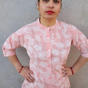 Camisa de algodón estampada // Hecha a mano // Con mangas remangadas // Botones en la parte delantera // Flores rosas y blancas