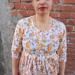 Vestido corto con pantalón de algodón hecho a mano / Estampado floral para mujer / Blanco con flores naranjas / Botones al frente