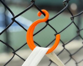 Gancho de valla de PETG impreso en 3D para bolsas, toallas y equipos – Soporte para material de deportes de raqueta