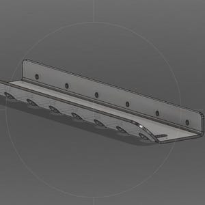 Puede incluir: Estante de metal plateado con base plana y borde frontal curvo. El estante tiene varios recortes circulares a lo largo del borde inferior y orificios de montaje en la parte posterior. Diseñado para montaje en pared.