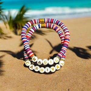 Pulseiras inspiradas na Carnival Cruise Line em argila vermelha, branca e azul, empilháveis, com detalhes dourados e contas de letras