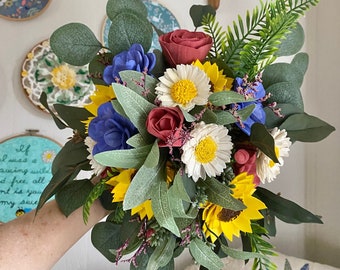 Bruidsboeket met wilde bloemen, solahout, zonnebloemen en madeliefjes