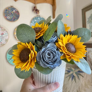 Staubblaues und Sonnenblumenblumenarrangement aus Solaholz, auf Bestellung