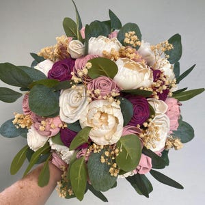 Sola Holzblume Brautstrauß Pfingstrose und Rose, Altrosa, Beere und natürliches Elfenbein oder wählen Sie eigene Farben, haltbar gemacht Schleierkraut