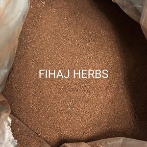 Puede incluir: Primer plano de un polvo marrón en una bolsa de plástico transparente. La bolsa está etiquetada con "FIHAJ HERBS".