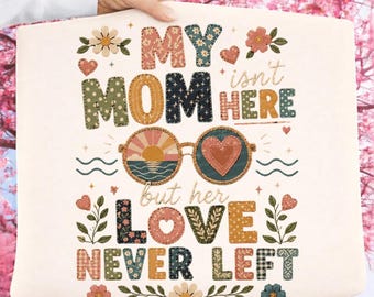 My Mom Isn’t Here But Her Love Never Left PNG, Memorial Mom Loss Gift Download, Sympathy Remembrance Quote Graphic Design