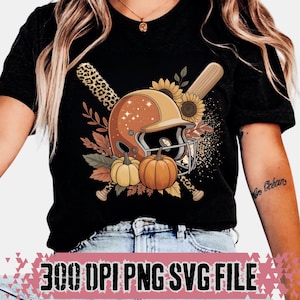 Könnte beinhalten: Schwarzes T-Shirt mit Baseballhelm, gekreuzten Schlägern, Kürbissen, Sonnenblumen und Herbstlaub. Der Baseballschläger hat ein Leopardenmuster. Der Text "300 DPI PNG SVG FILE" befindet sich am unteren Rand des Bildes.