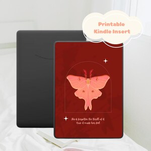 Könnte beinhalten: Ein schwarzes Kindle-Gerät neben einem roten, bedruckbaren Einsatz. Der Einsatz zeigt eine pfirsichfarbene Mottenillustration mit dem Text "She'd forgotten the thrill of it, How it made her feel." Eine wolkenförmige Grafik zeigt "Printable Kindle Insert."