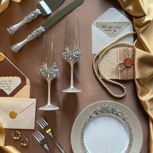 Elegantes Hochzeits-Servier-Set mit Gläsern, Tortenmesser, Heber, Pfannenwender, Teller, Champagnerflöten