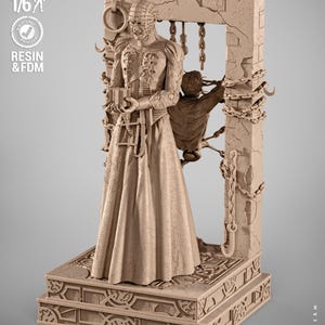 Könnte beinhalten: Beige Resin-Statue einer Horrorfilmfigur, die eine kleine Box hält und vor einem steinernen Torbogen steht. Die Statue steht auf einem dekorativen Sockel mit dem Text "WICKED" und "NEXT TERM". Maßstab 1:6.