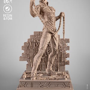 Może przedstawiać: Szczegółowa żywiczna statua humanoidalnej postaci trzymającej łańcuch, stojącej na dekoracyjnej podstawie. Postać ma teksturowany, metaliczny wygląd, ze skomplikowanymi detalami. Podstawa zawiera elementy architektoniczne, widoczny jest napis "AMAZURE". Model w skali 1/6.