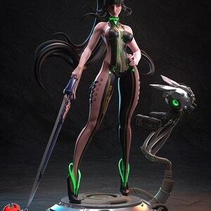 Pode incluir: Figura detalhada de uma mulher em um body futurista preto e verde, segurando uma espada. A figura tem cabelo longo preto e est&aacute; em p&eacute; em uma plataforma circular com um companheiro rob&oacute;tico. A base tem o texto "PATREON H3LL CREATOR".