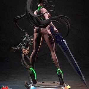 Pode incluir: Figura detalhada de uma personagem feminina com cabelo preto comprido, vestindo uma roupa preta e castanha, e segurando uma espada azul. A figura tem detalhes verdes e est&aacute; em p&eacute; sobre uma plataforma circular. O texto "PATREON H3LL CREATOR" &eacute; vis&iacute;vel.